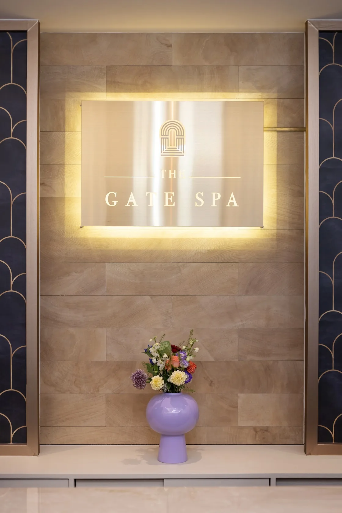 더 게이트 스파 입구 사인