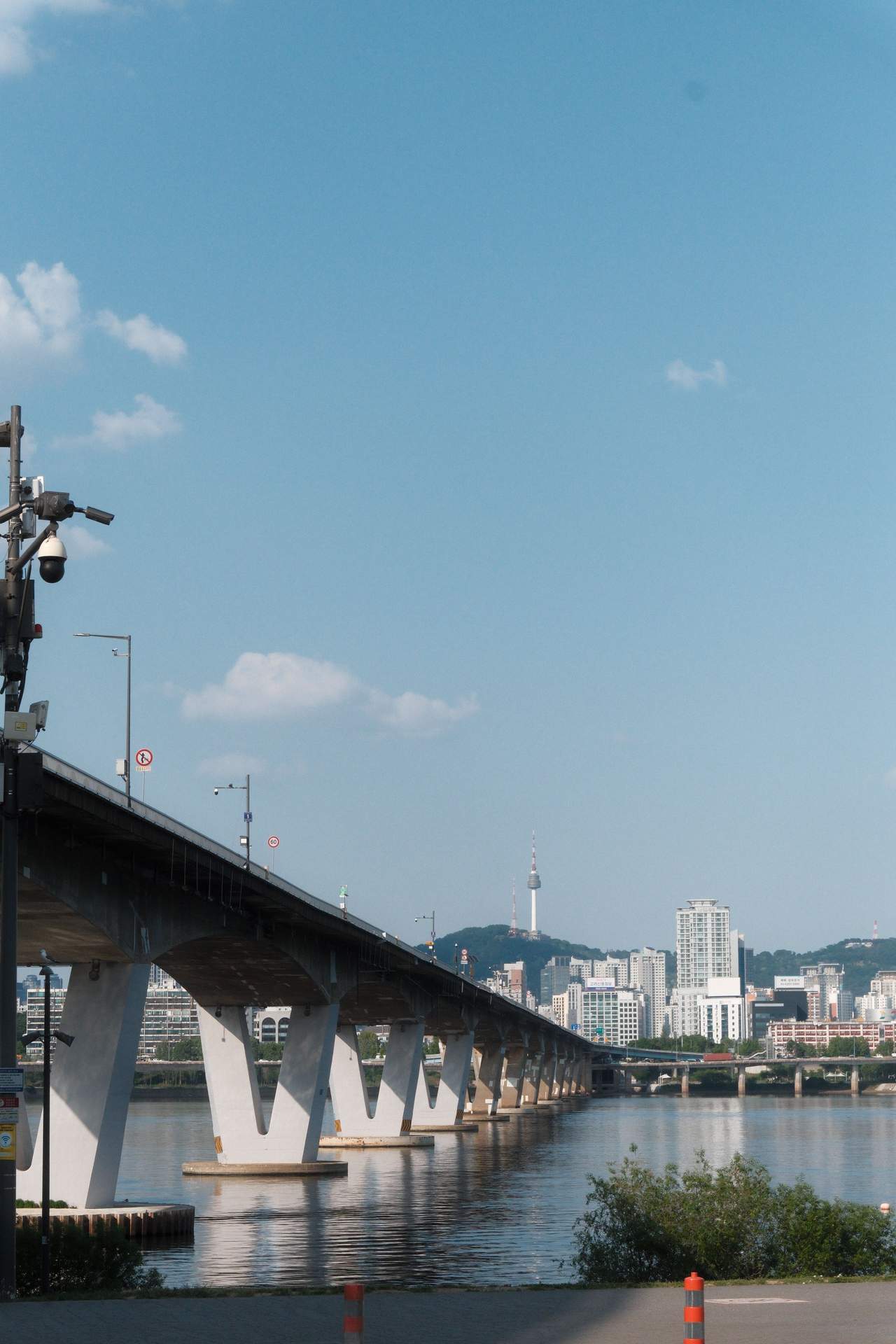 KOMMA TRIP editorial cover featuring Korean summer lifestyle and seasonal wellness culture.