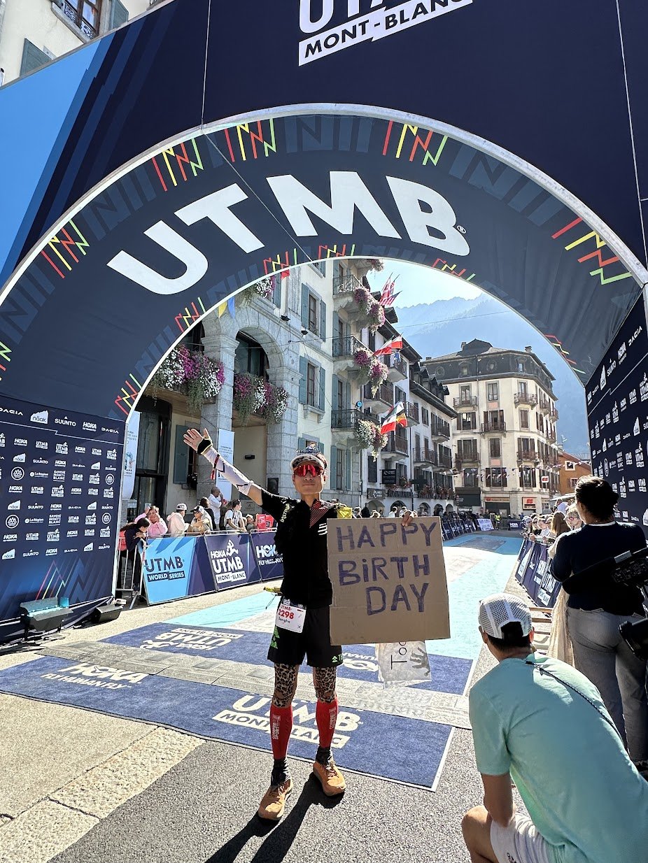 UTMB 피니시 아치 앞의 조상호 원장