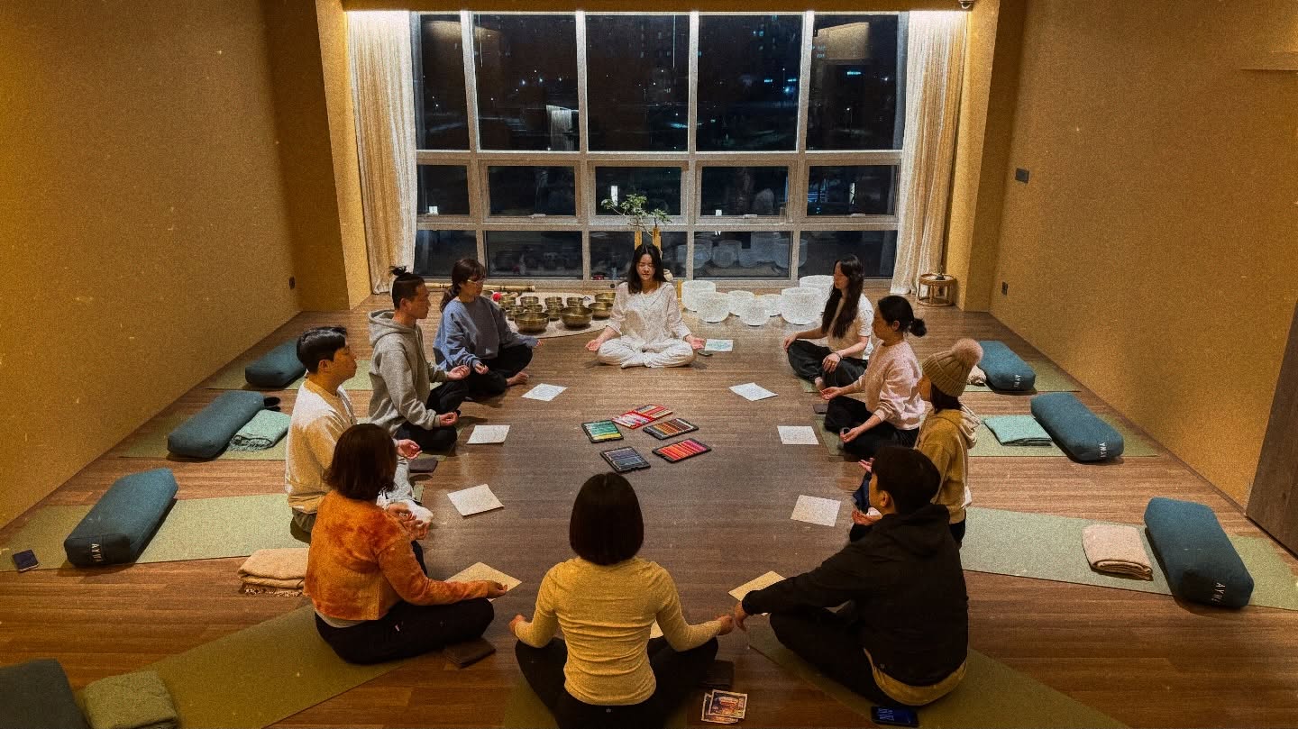 프라나숲 실내 모임 장면