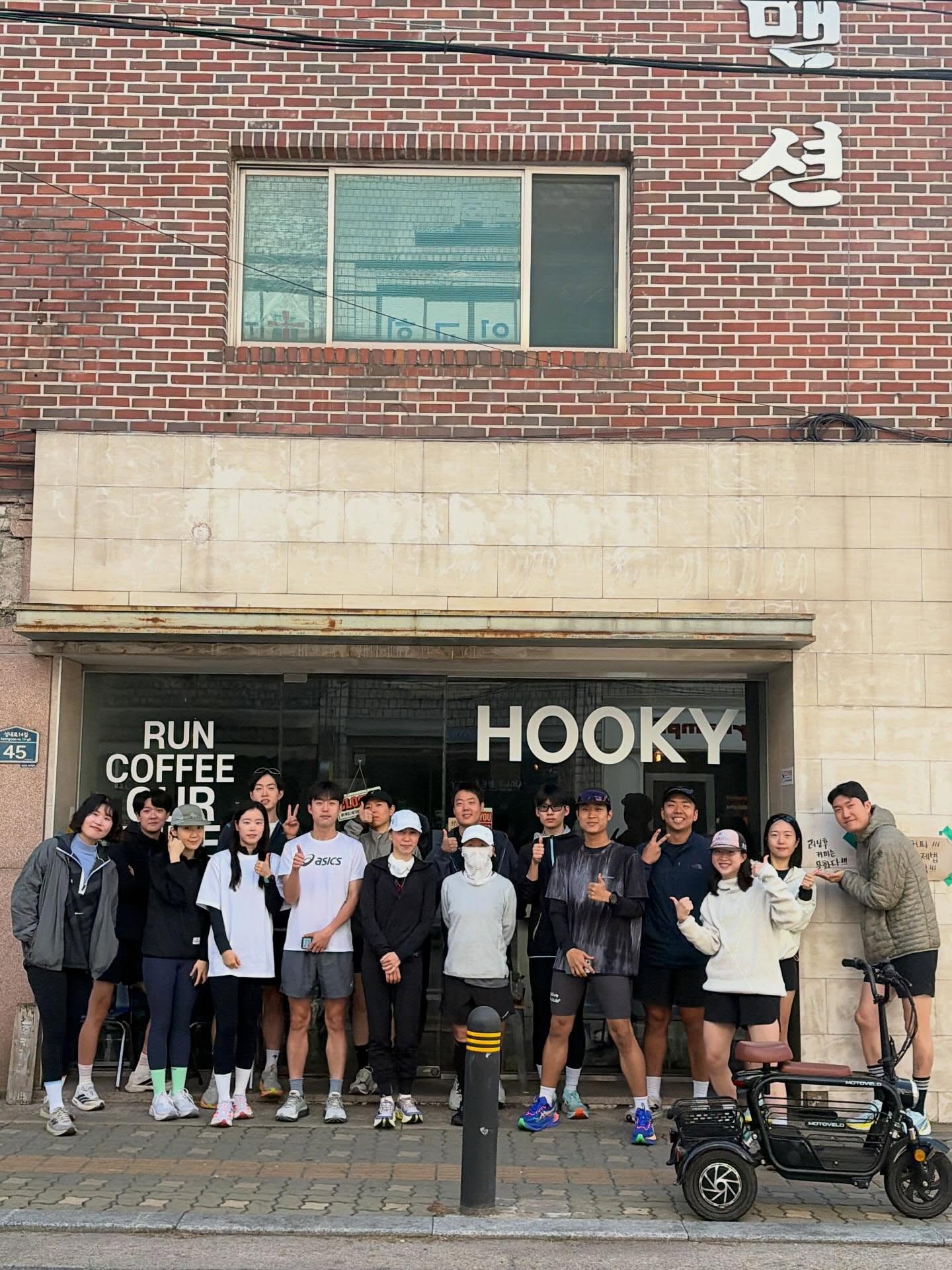 후키커피 앞에 모인 러닝 크루