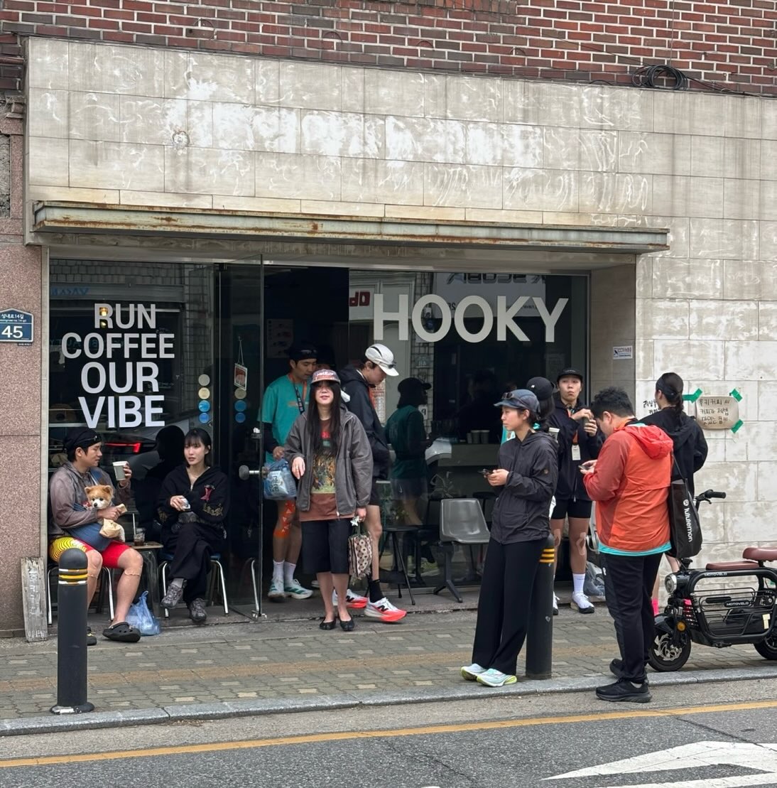 후키커피 외관과 사람들